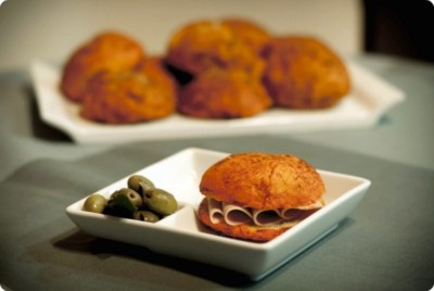Los Ochios es una especie de torta de aceite con pimentón. Una peculiar y deliciosa gastronomía de Úbeda